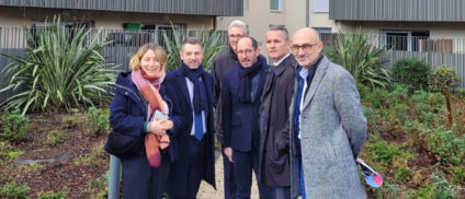 Délégation de la direction du groupe 3F et Immobilière Atlantic Aménagement devant la résidence Le Clos Jules Verne à Niort.